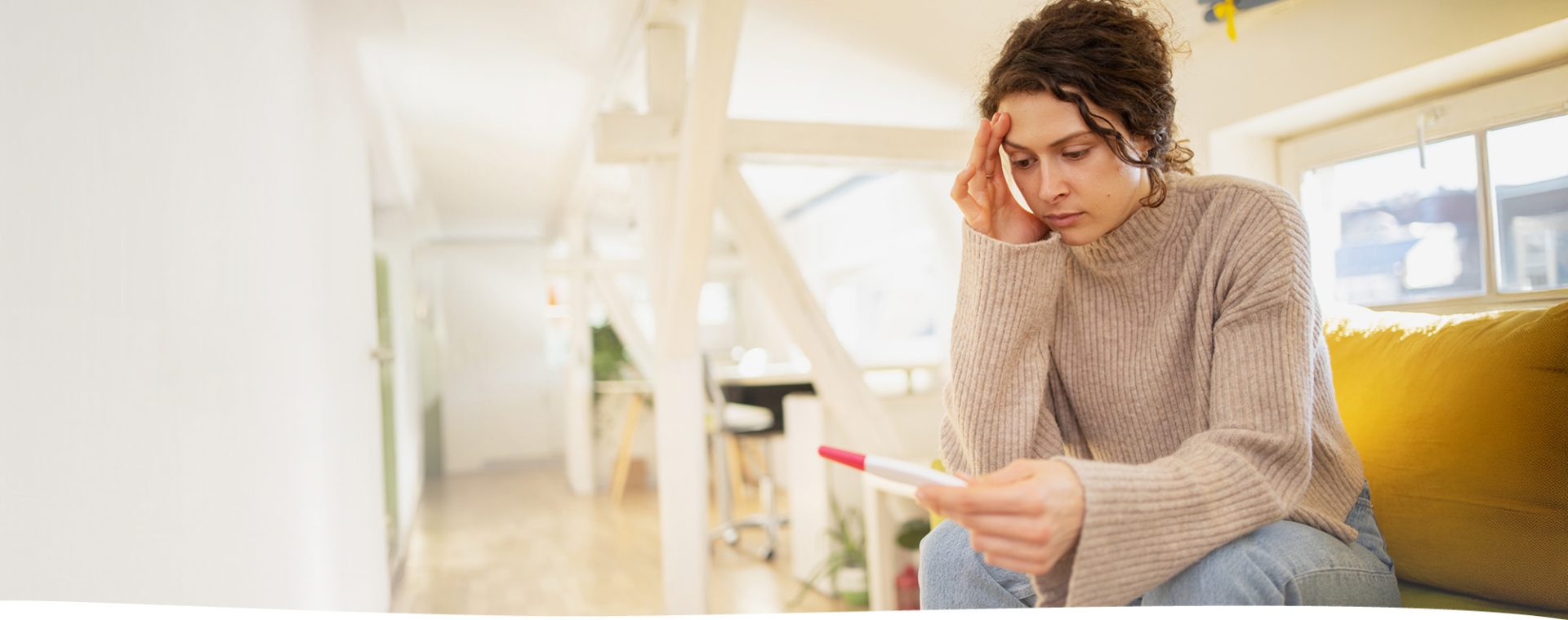 Frau Schwangerschaftstest Sofa