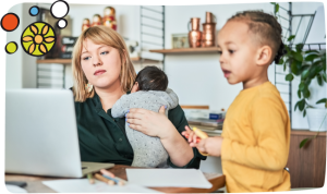 Mutter mit Kinder am Laptop