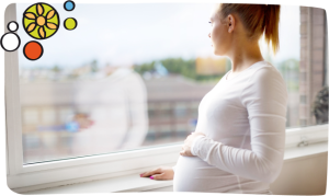 Schwangere Frau am Fenster